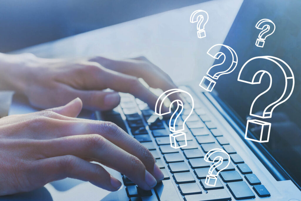 Kirjoittaa tietokoneella.